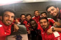 عکس یادگاری سرخ‌‌پوشان در اتوبوس بعد از پیروزی در جم