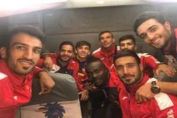 عکس یادگاری سرخ‌‌پوشان در اتوبوس بعد از پیروزی در جم