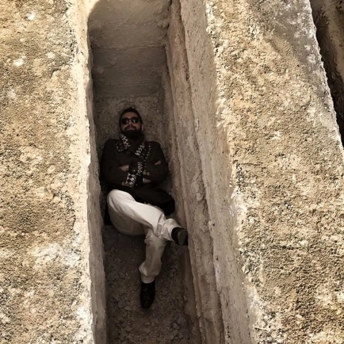 خوابیدن بازیگر مشهور در قبر! + عکس