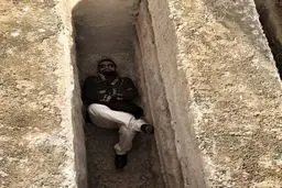 خوابیدن بازیگر مشهور در قبر! + عکس