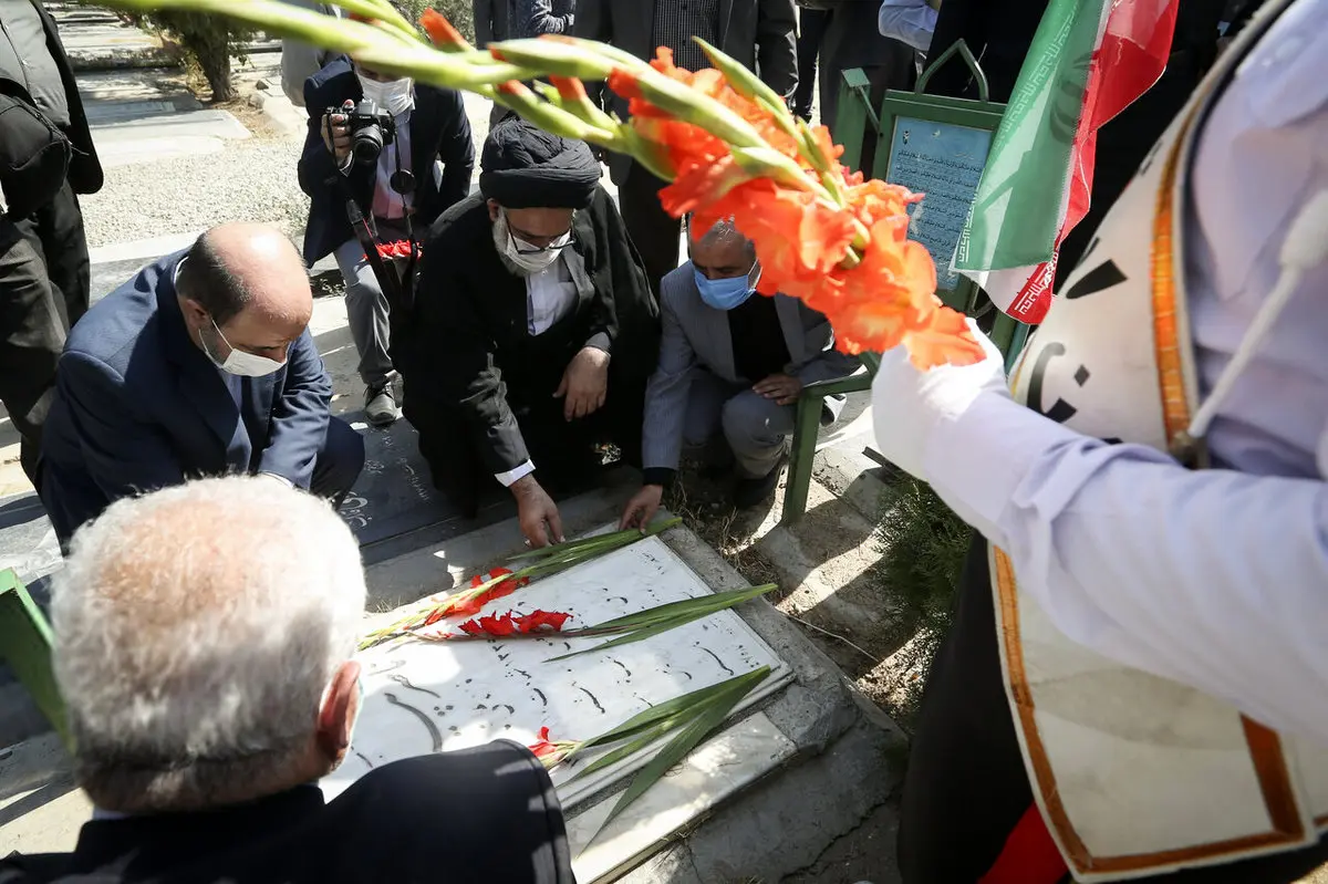 غباروبی مزار شهدای قیام 17 شهریور + عکس