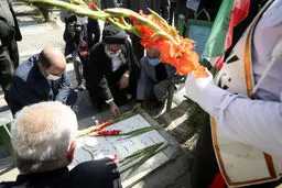 غباروبی مزار شهدای قیام 17 شهریور + عکس