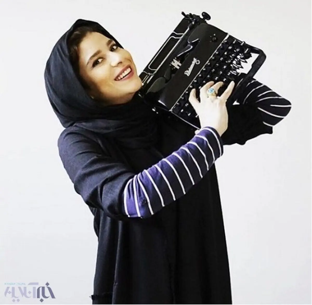 سحر دولتشاهی با ماشین تحریر قدیمی/عکس