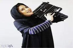 سحر دولتشاهی با ماشین تحریر قدیمی/عکس