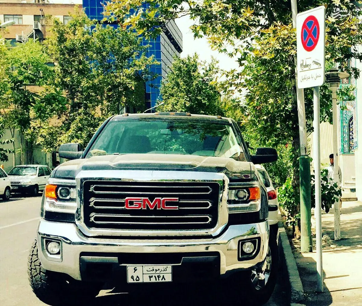 خلاف یک آمریکایی در خیابان‌های تهران/ عکس