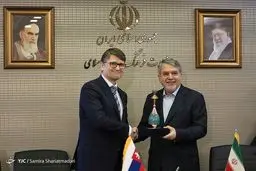 هدیه وزیر فرهنگ به همتای اروپایی اش/عکس