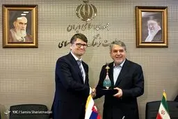 هدیه وزیر فرهنگ به همتای اروپایی اش/عکس
