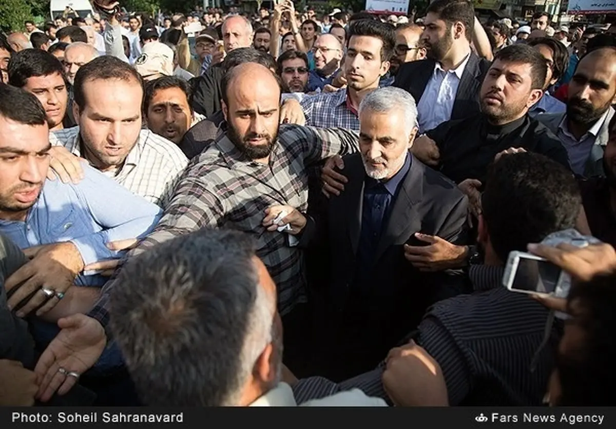 عکس/ قاسم سلیمانی در حلقه مردم