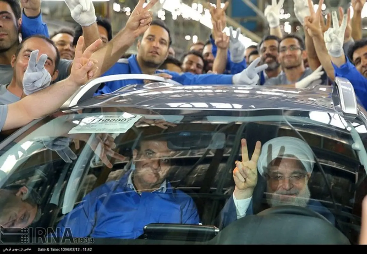 روحانی پشت فرمان خودروی لوکس فرانسوی/عکس