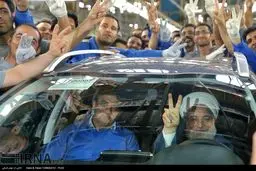 روحانی پشت فرمان خودروی لوکس فرانسوی/عکس