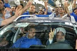 روحانی پشت فرمان خودروی لوکس فرانسوی/عکس
