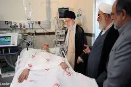 عیادت رهبر انقلاب از آیت‌الله مهدوی‌کنی پس از مرخص شدن از بیمارستان/ تصاویر