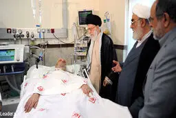 عیادت رهبر انقلاب از آیت‌الله مهدوی‌کنی پس از مرخص شدن از بیمارستان/ تصاویر