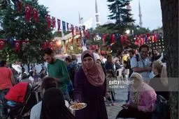 تصاویری زیبا از سفره‌ افطار در خیابان‌های استانبول
