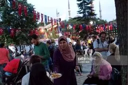 تصاویری زیبا از سفره‌ افطار در خیابان‌های استانبول