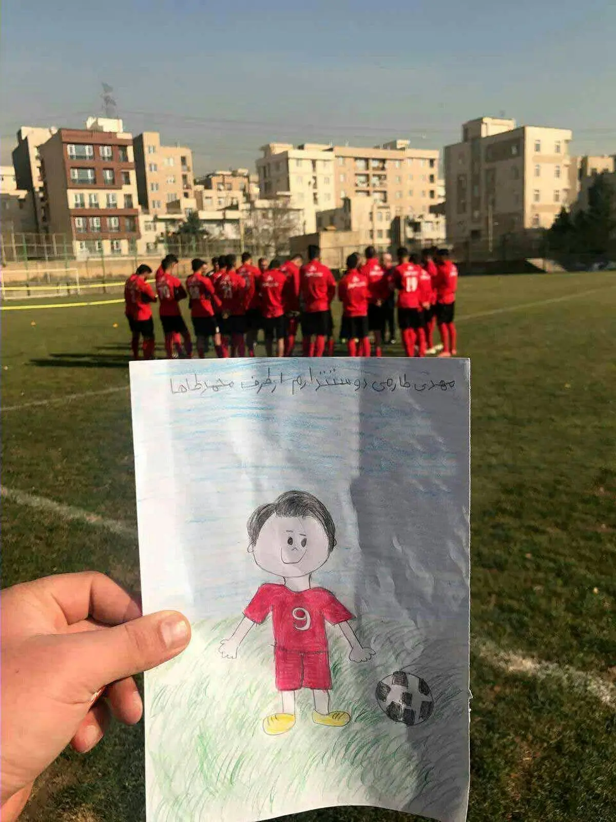 نقاشی کودک پرسپولیسی مبتلا به سرطان برای مهدی طارمی/عکس