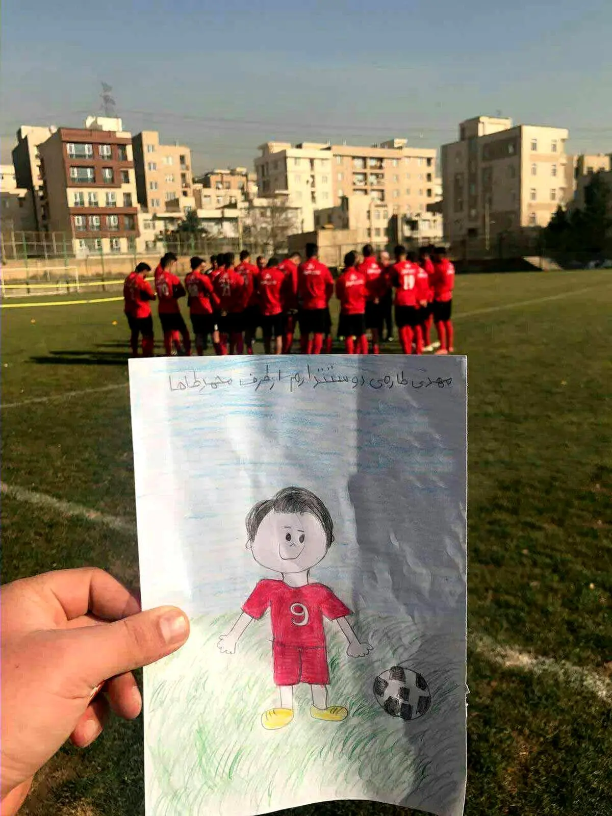 نقاشی کودک پرسپولیسی مبتلا به سرطان برای مهدی طارمی/عکس