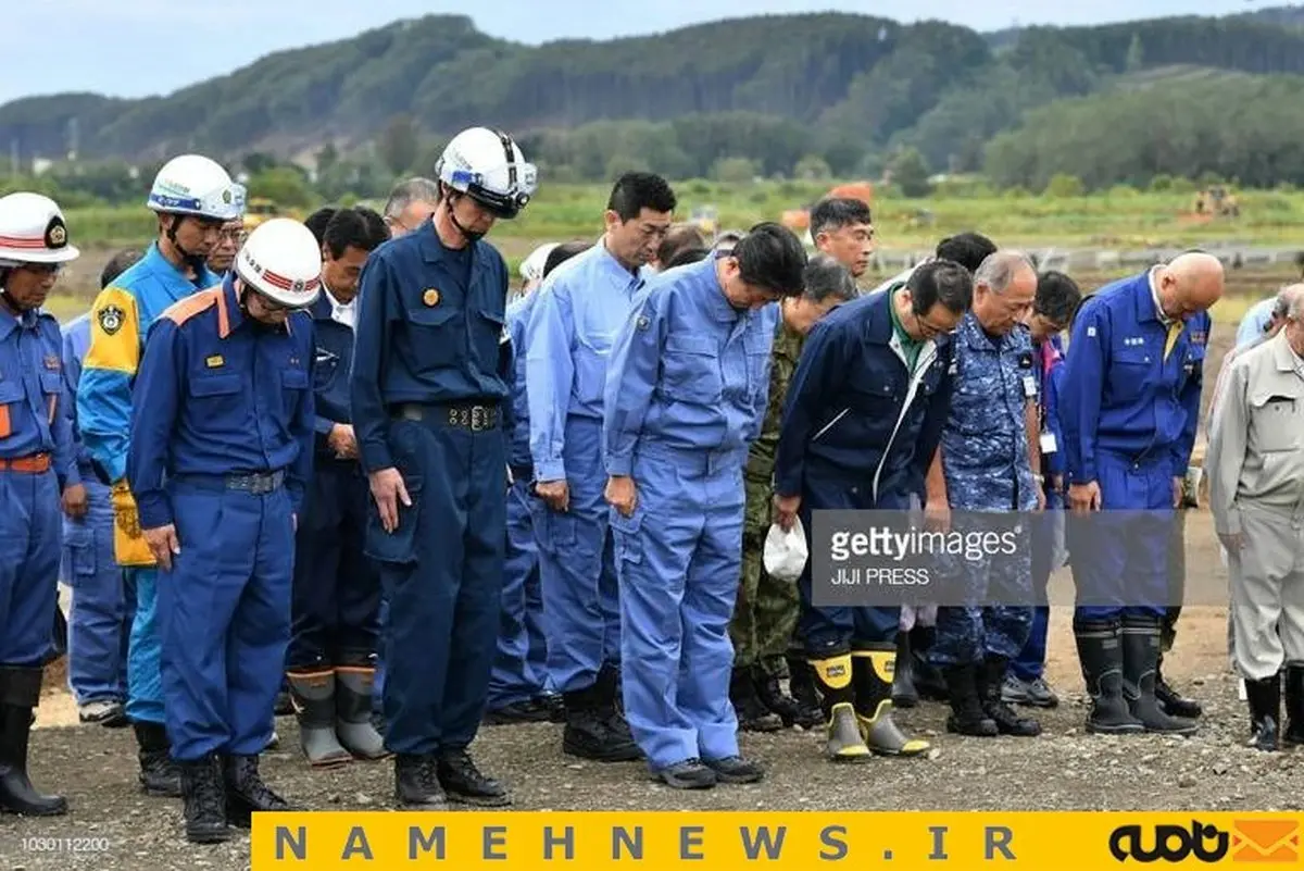 ادای احترام نخست وزیر ژاپن به قربانیان زلزله / عکس