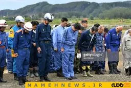 ادای احترام نخست وزیر ژاپن به قربانیان زلزله / عکس