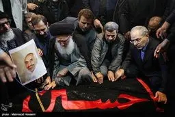 احمدی نژاد بر سر تابوت برادرش/عکس