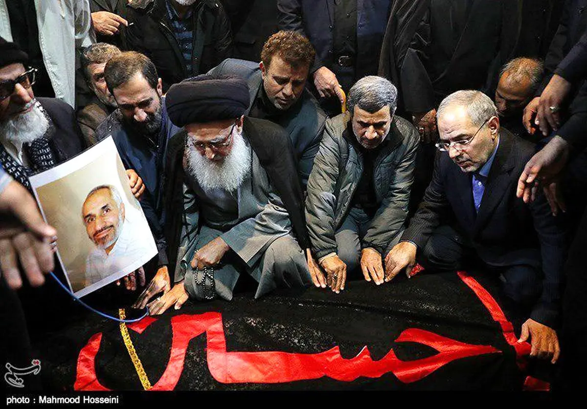 احمدی نژاد بر سر تابوت برادرش/عکس