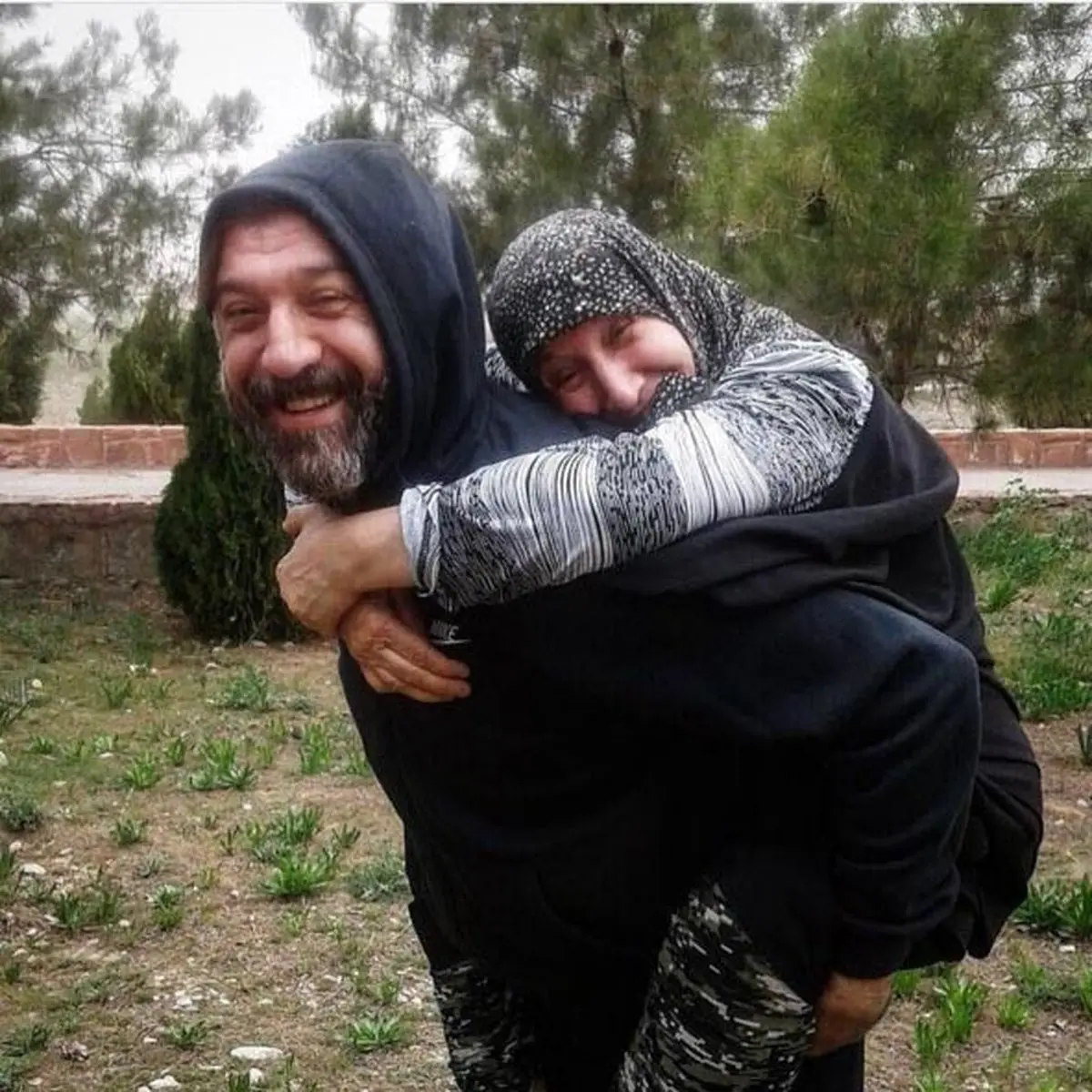 وقتی علی انصاریان مادرش را کول می کند + عکس