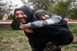 وقتی علی انصاریان مادرش را کول می کند + عکس