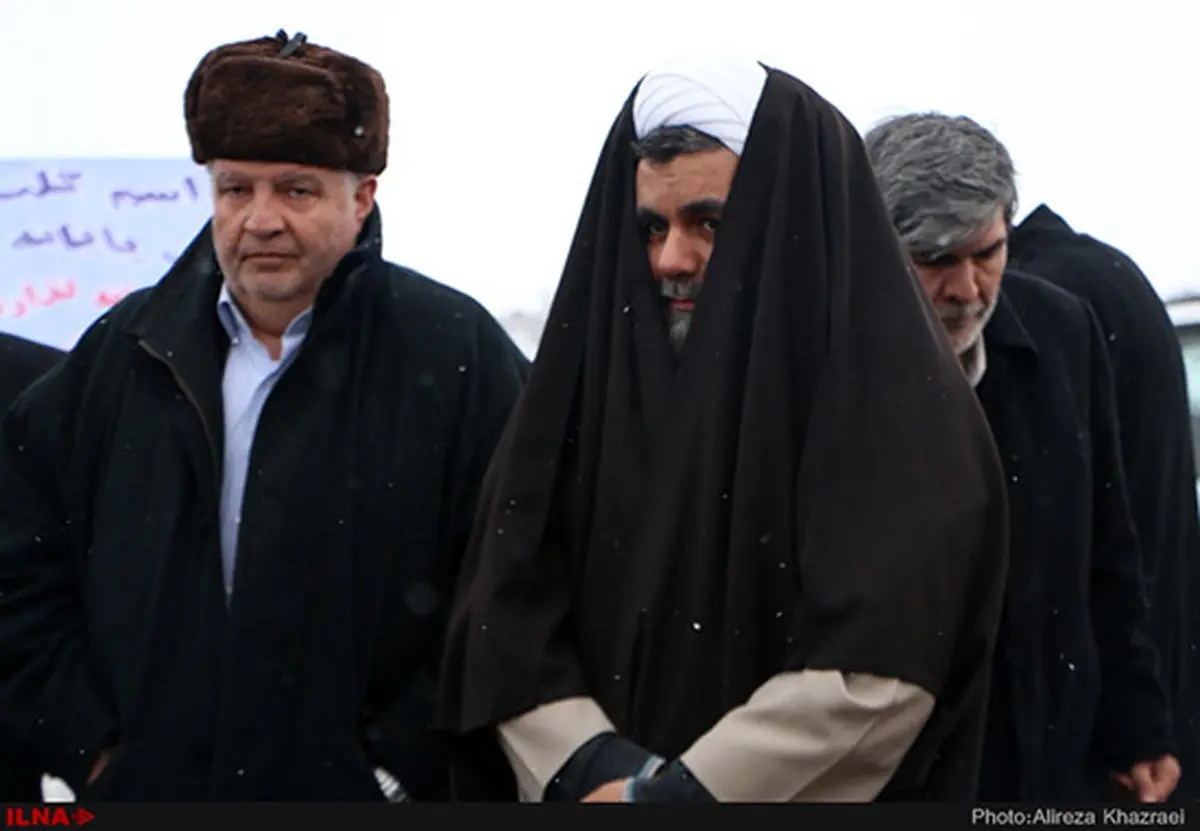 عکس: پوشش جالب یک روحانی برای فرار از سرما