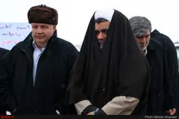 عکس: پوشش جالب یک روحانی برای فرار از سرما