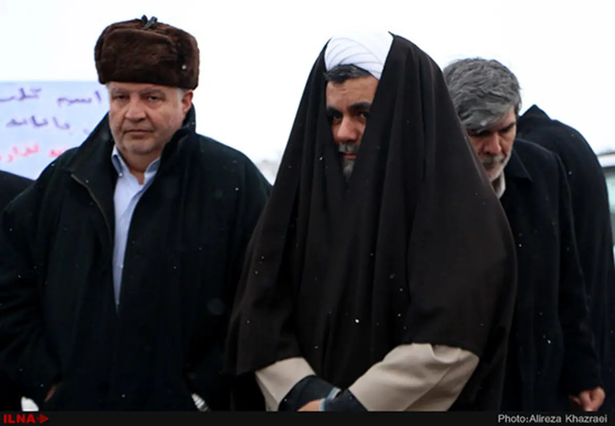 عکس: پوشش جالب یک روحانی برای فرار از سرما