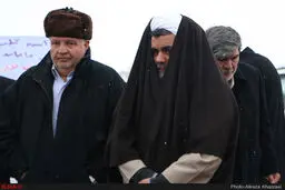عکس: پوشش جالب یک روحانی برای فرار از سرما