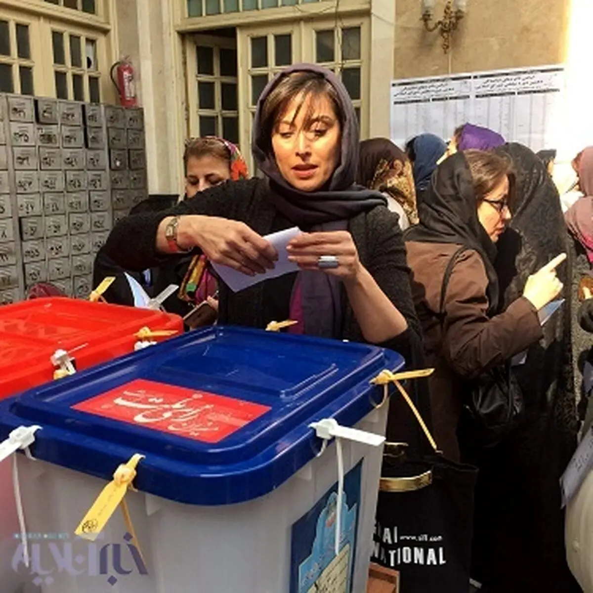 مهتاب کرامتی در حال رای دادن/ عکس