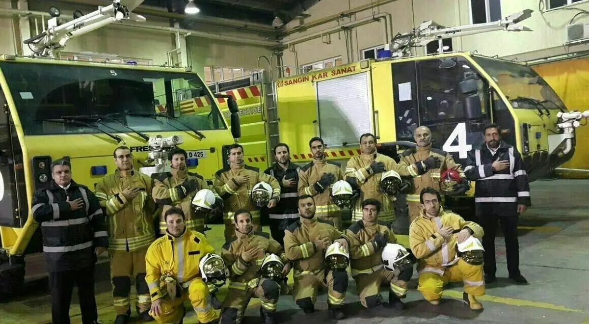 ادای احترام آتش نشانان فرودگاه امام خمینی به همکارانشان در حادثه پلاسکو