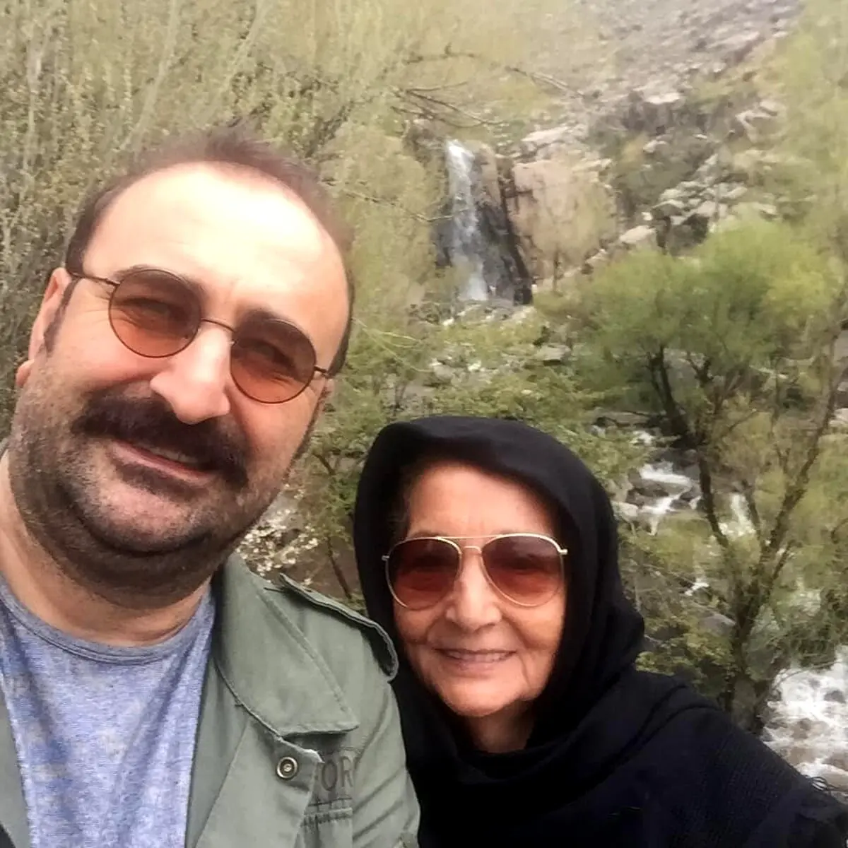 تصویری از بهبود فریبا در کنار مادرش