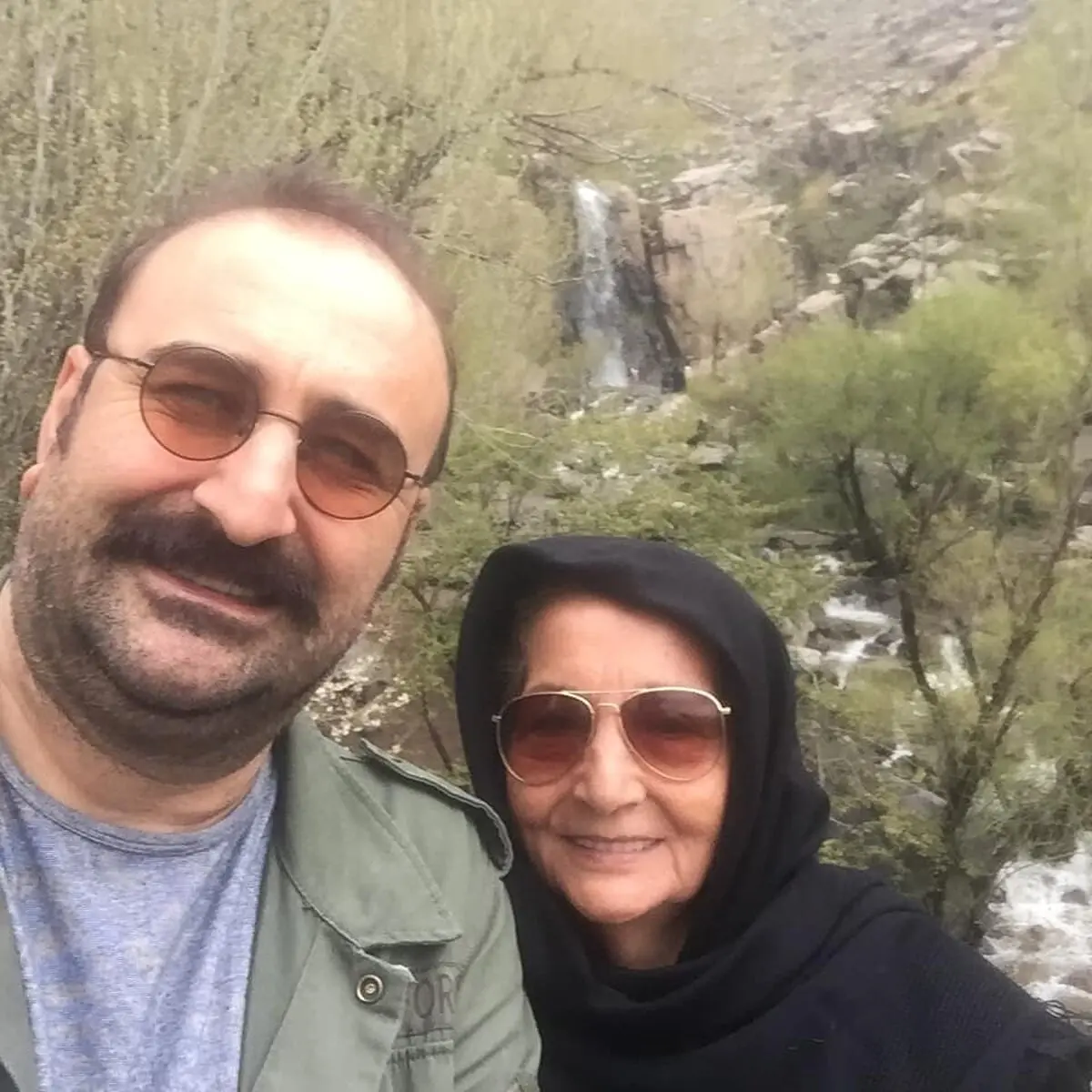 تصویری از بهبود فریبا در کنار مادرش