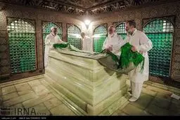 جانبازان عارضه نخاعی در غبار روبی از حرم رضوی/تصاویر