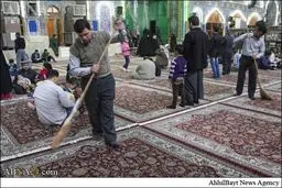 جاروکشی زائران در حرم امام حسین (ع)/ عکس