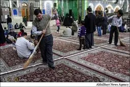جاروکشی زائران در حرم امام حسین (ع)/ عکس