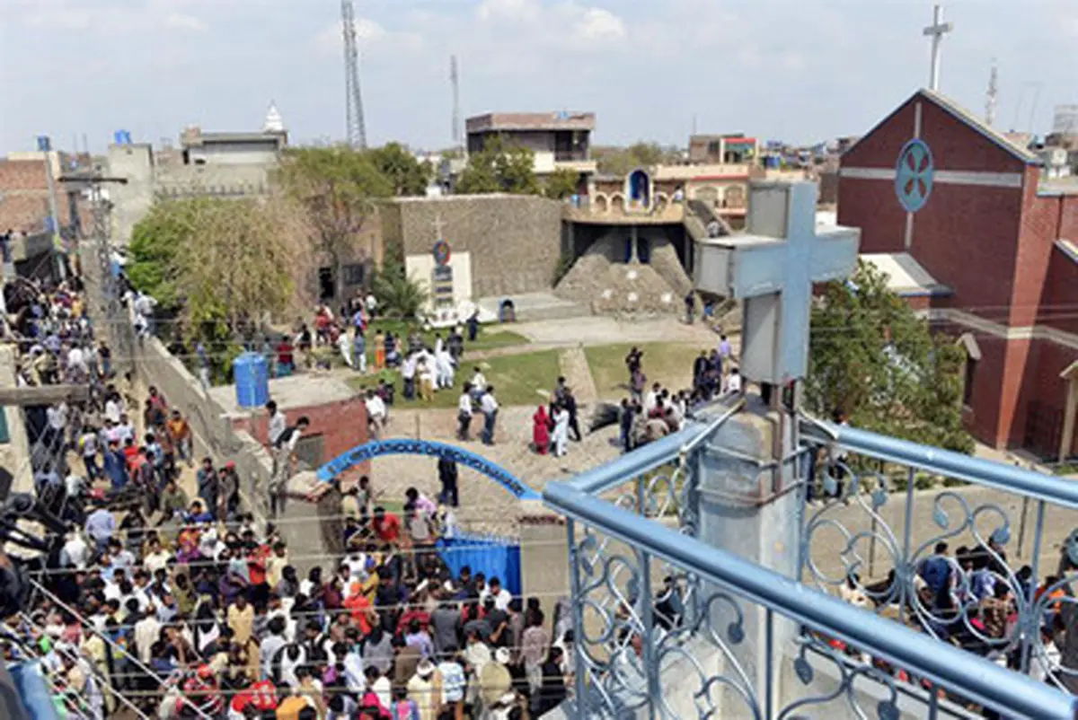 آشوب پس از حمله به کلیسای لاهور/ تصاویر