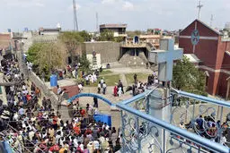 آشوب پس از حمله به کلیسای لاهور/ تصاویر