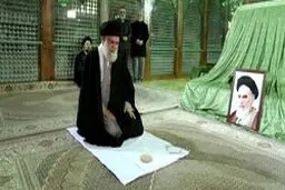 رهبر معظم انقلاب در مرقد امام خمینی(ره) و گلزار شهدا حضور یافتند