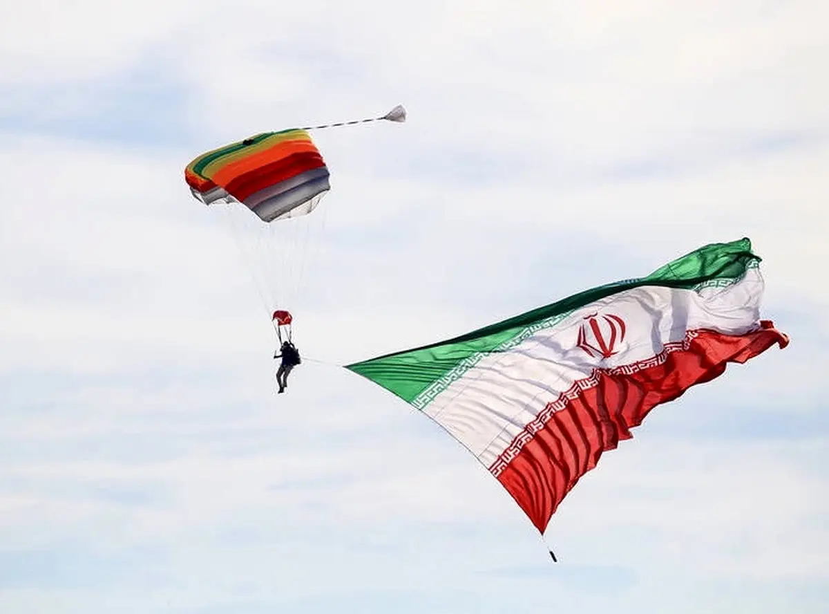 اهتزاز پرچم ایران در آسمان کیش /عکس