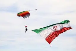 اهتزاز پرچم ایران در آسمان کیش /عکس