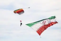 اهتزاز پرچم ایران در آسمان کیش /عکس