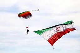 اهتزاز پرچم ایران در آسمان کیش /عکس