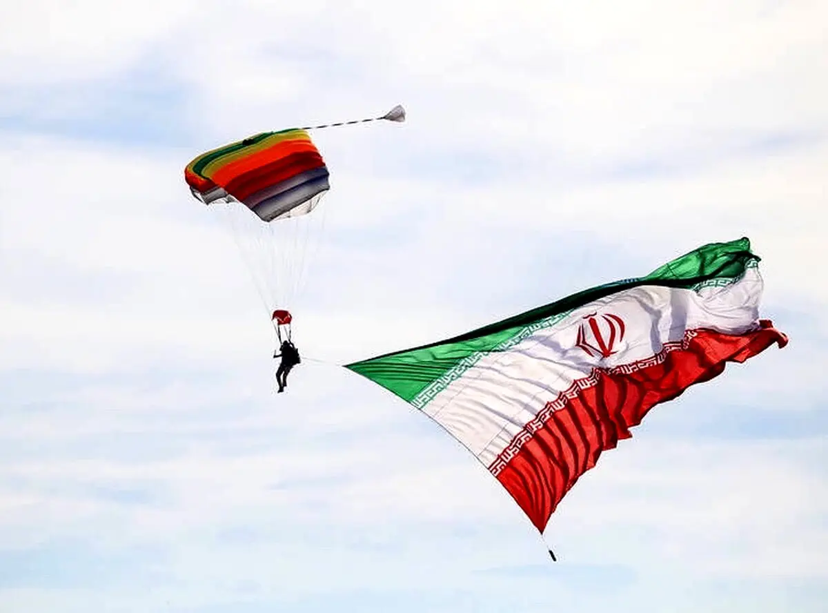 اهتزاز پرچم ایران در آسمان کیش /عکس