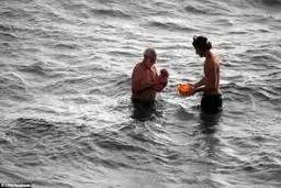 زن باردار هنگام شنا در دریا نوزادش را به دنیا آورد / 2 مرد بند ناف را جدا کردند + عکس