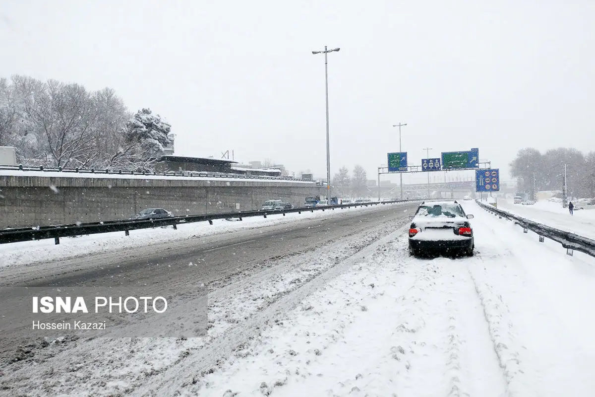 اتوبان تهران - کرج مدفون زیر برف/تصاویر