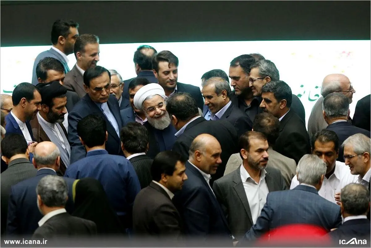 روحانی در میان نمایندگان مجلس/ عکس