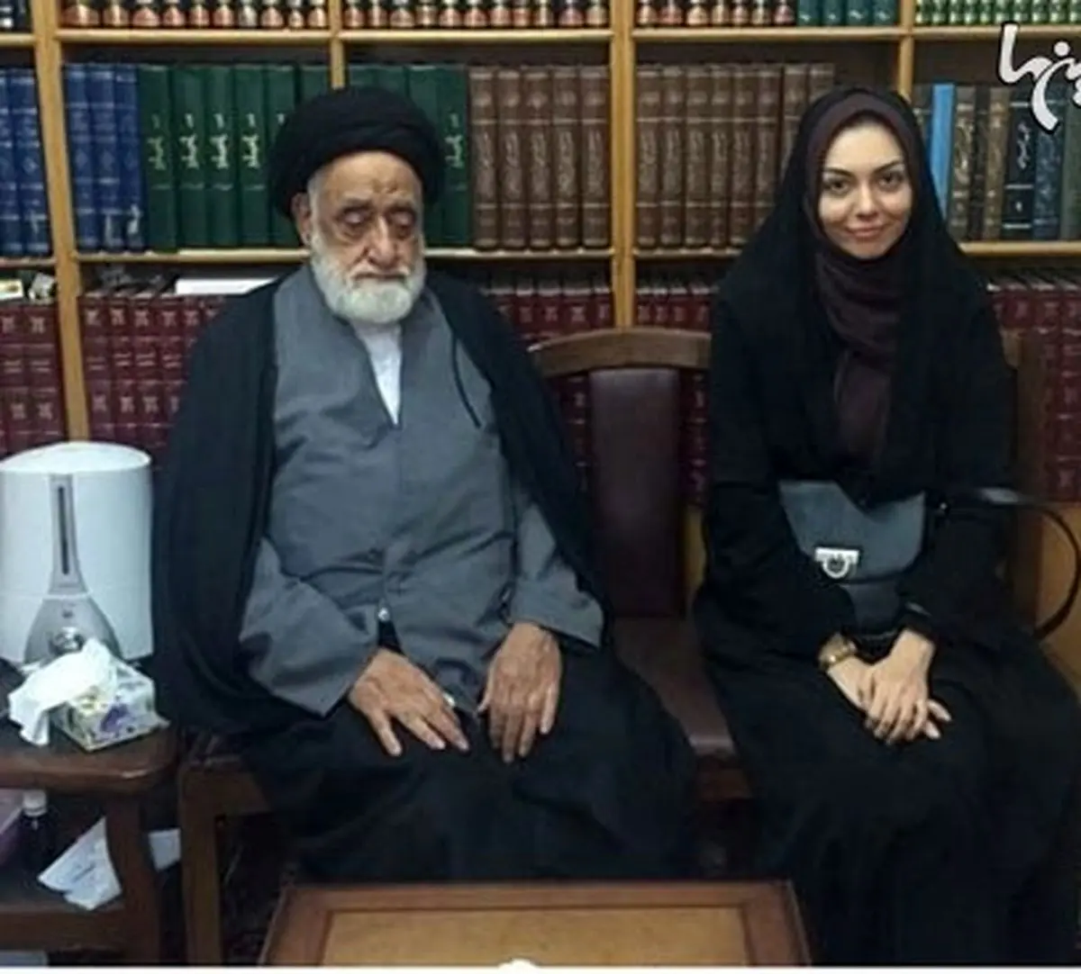 آزاده نامداری در کنار حاج آقا طباطبایی/ عکس